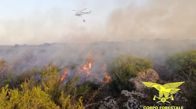Ancora fiamme in Sardegna: elicottero in azione a Villamar