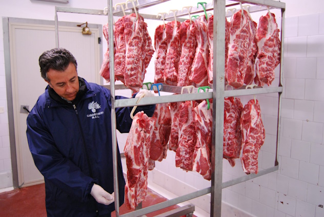 Blitz dei Nas a Cagliari: sequestrati quasi 40 chili di carne in una macelleria