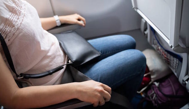 Attacco di panico in aereo: una donna blocca il decollo per 3 volte