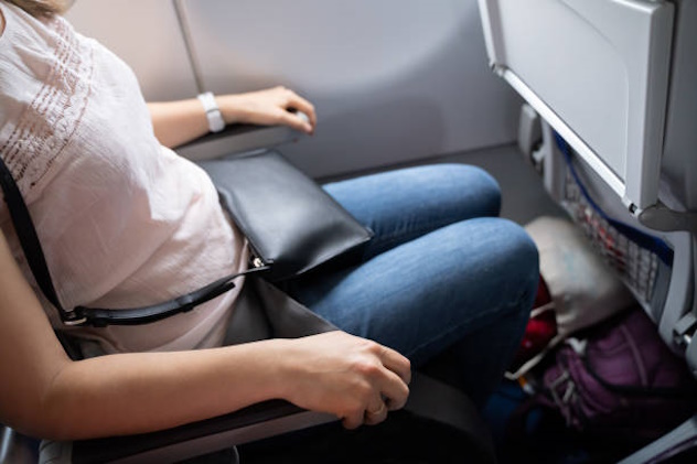 Attacco di panico in aereo: una donna blocca il decollo per 3 volte