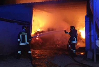Serdiana, incendio in un capannone agricolo: Vigili del Fuoco a lavoro fino all’alba
