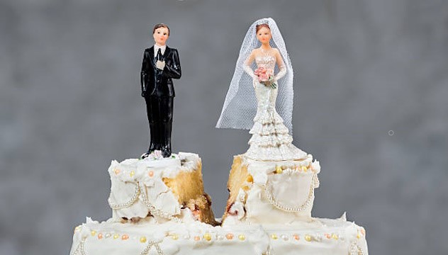 Il neo marito le affonda la faccia nella torta nuziale: sposa chiede il divorzio