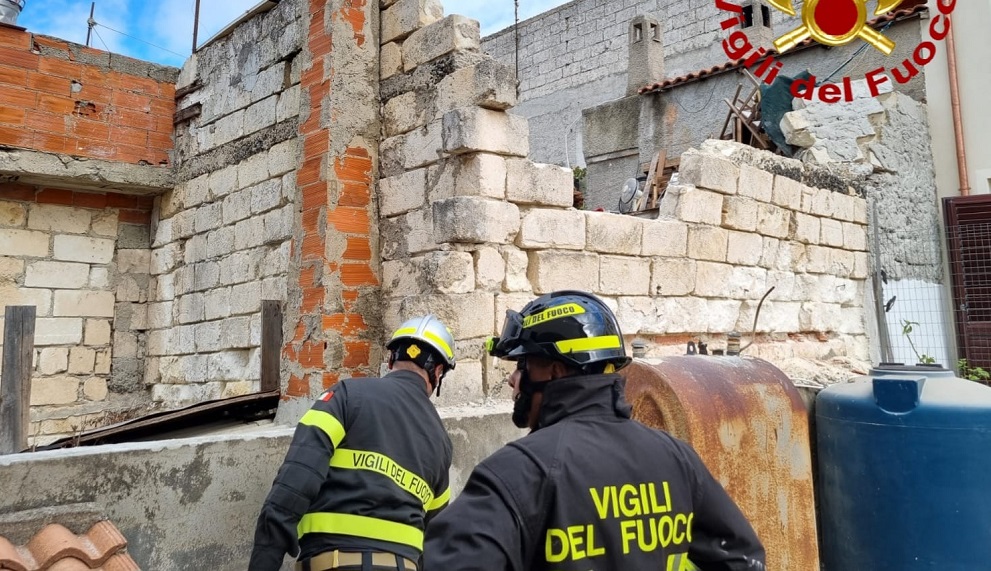 Crolla una scala esterna a Ossi, intervengono i Vigili del fuoco