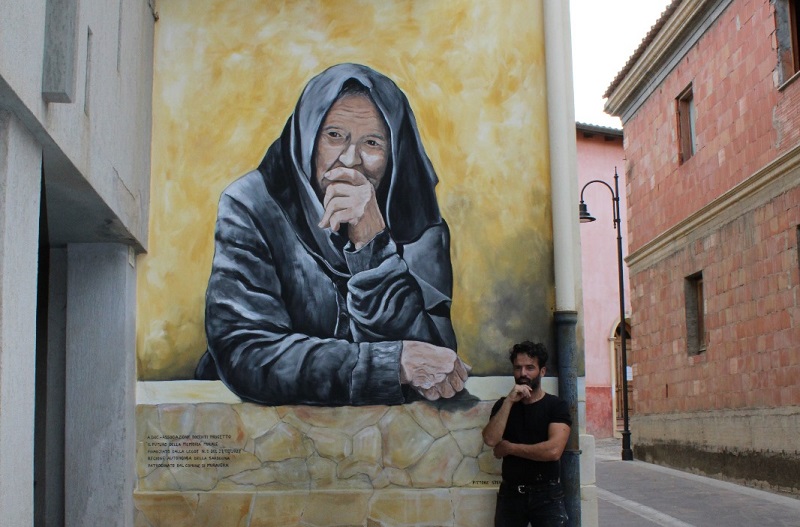 “Un'anziana curiosa” è il nuovo murale di Stefano Pani che abbellisce Muravera