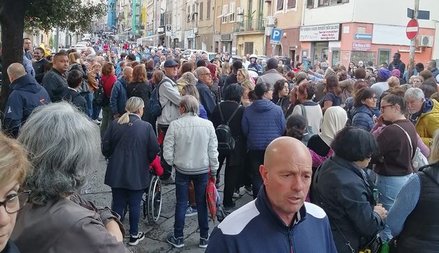 Criminalità a Sassari, migliaia di cittadini protestano nonostante il maltempo