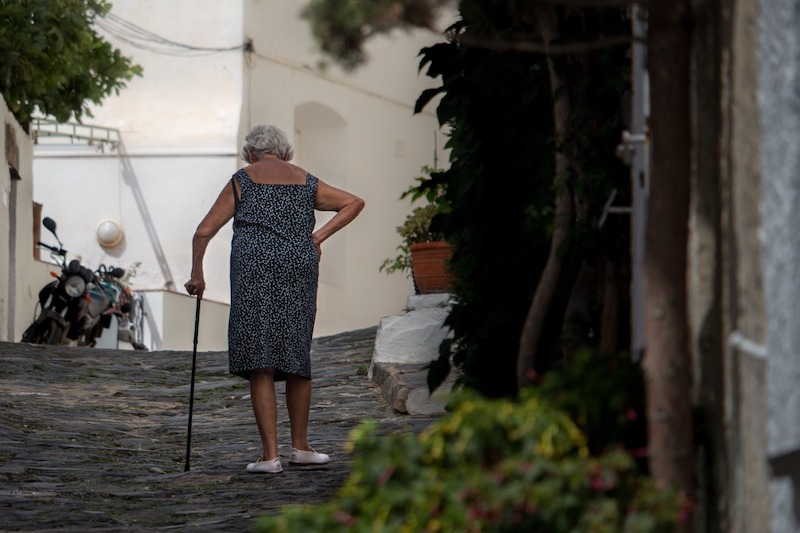 Ragusa: raggira anziane sorelle sole e malate, sequestro da un mln di euro
