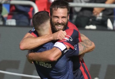 Cagliari-Frosinone 4-3, Pavoletti fa delirare l’Unipol Domus