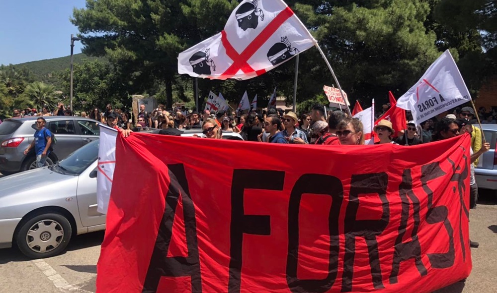 Festa Forze Armate a Cagliari, antimilitaristi in protesta 