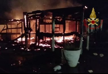 Pula: in fiamme gazebo di un ex ristorante, nessun ferito