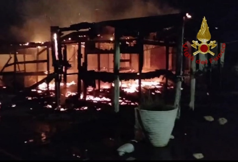 Pula: in fiamme gazebo di un ex ristorante, nessun ferito
