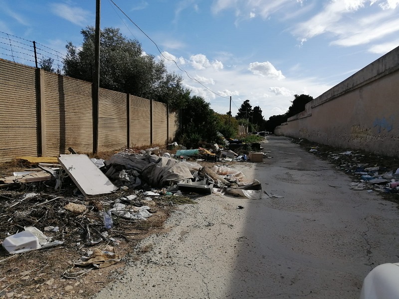 Cagliari, rifiuti nel cimitero di San Michele: la denuncia di Valerio Piga