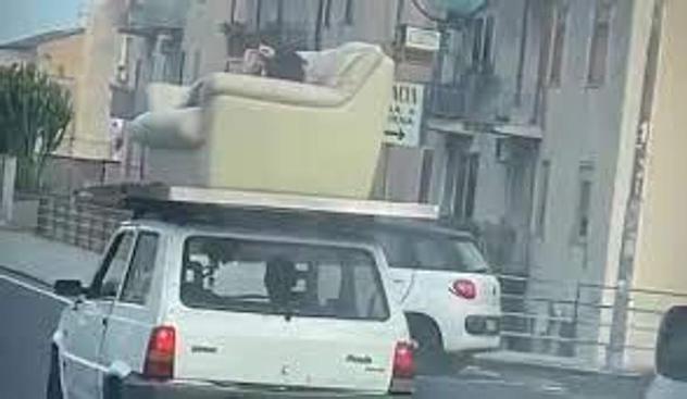 A spasso per Catania sdraiato su un divano sul tetto di una Panda: multato