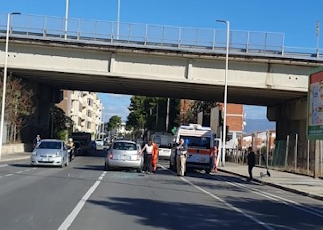 Brusco tamponamento a Cagliari: lunotto sbalzato sull’asfalto
