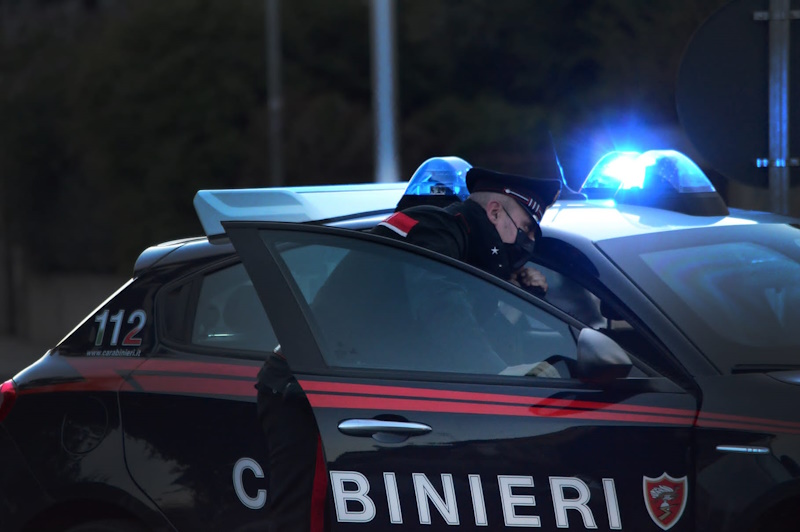 Cagliari, ruba un cellulare e aggredisce i Carabinieri: bloccato con il taser
