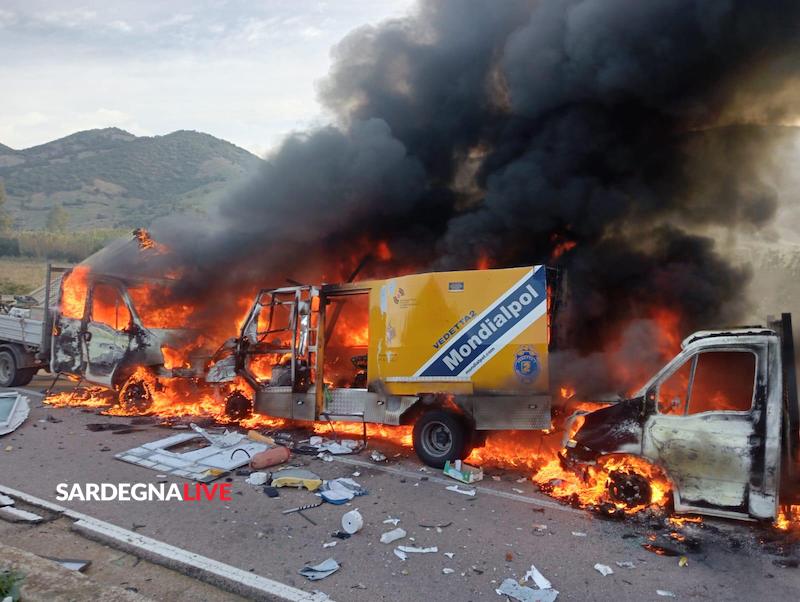 Tertenia, assalto a portavalori: spari e auto in fiamme