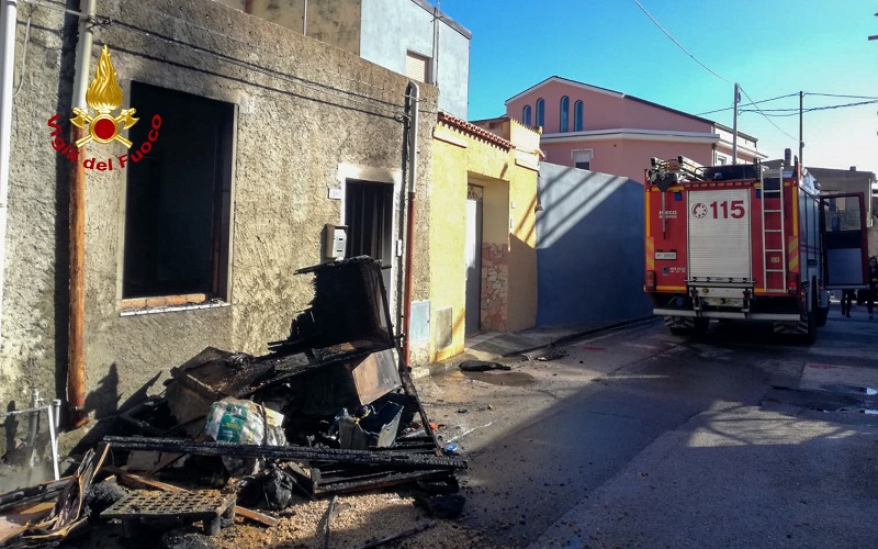 Incendio in un'abitazione a Sanluri: fiamme in cucina