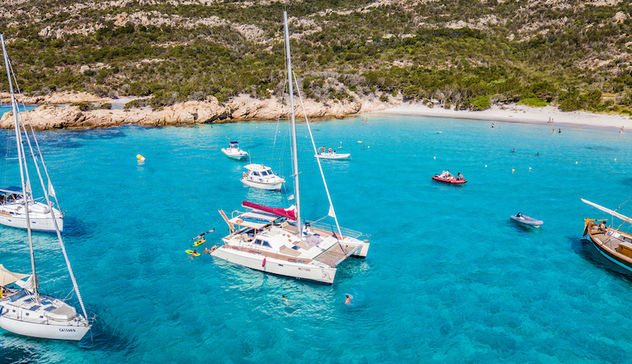 Meraviglie della Sardegna: un'avventura in catamarano nell'Arcipelago della Maddalena