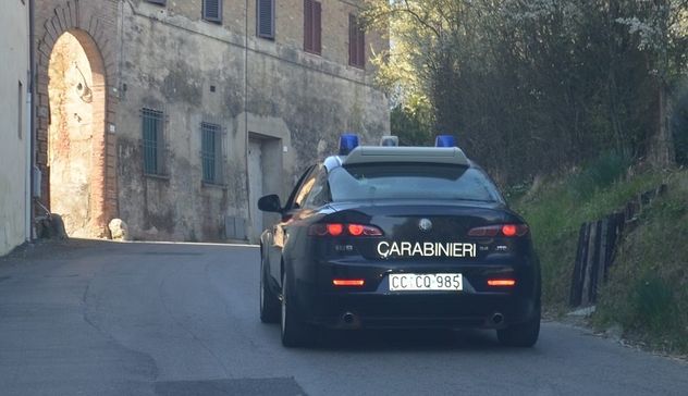 Cagliari, 57enne cammina impugnando un martello e un'accetta 