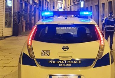 Vandali in azione a Cagliari: ripresi dalle telecamere