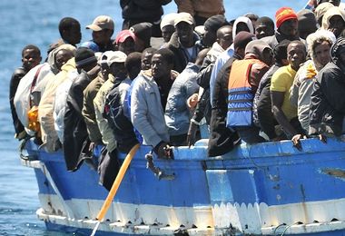 Gommone si ribalta al largo della Libia: morti 61 migranti