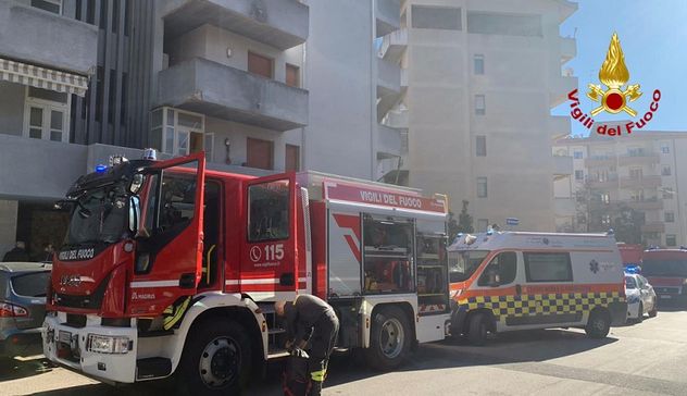 Incendio a Sassari: palazzina evacuata, cinque persone intossicate