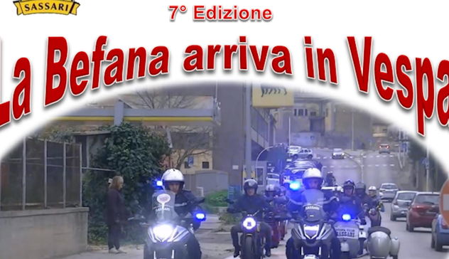 Sassari, la Befana arriva in Vespa con la Polizia locale 