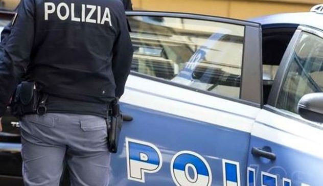 Pavia: ai domiciliari scambia poliziotti per ladri e punta fucile a canne mozze, arrestato