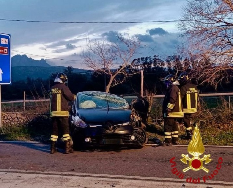 Incidente ad Arzachena: auto esce fuori strada, due feriti
