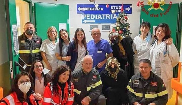 Oristano: la Befana dei Vigili del fuoco arriva anche in ospedale