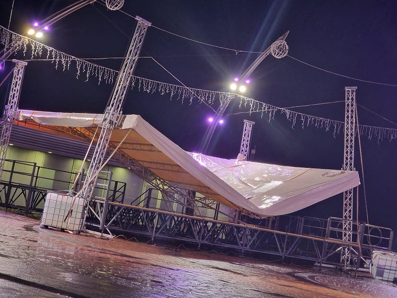 Crollata la tettoia del palco del concerto di Mahmood a Castelsardo