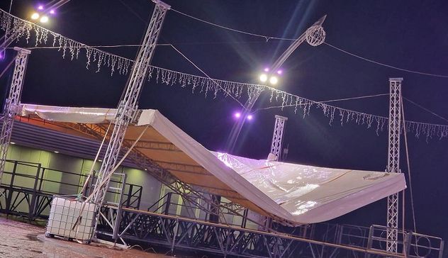 Crollata la tettoia del palco del concerto di Mahmood a Castelsardo