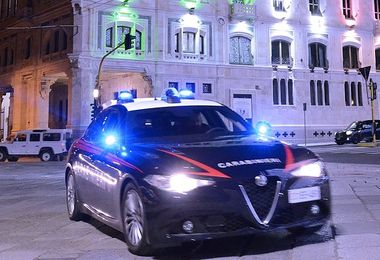 Cagliari: curiosa dentro gli abitacoli delle auto, ladro in manette