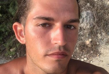 Muore a 23 anni l’attore Adam Jendoubi, donati gli organi
