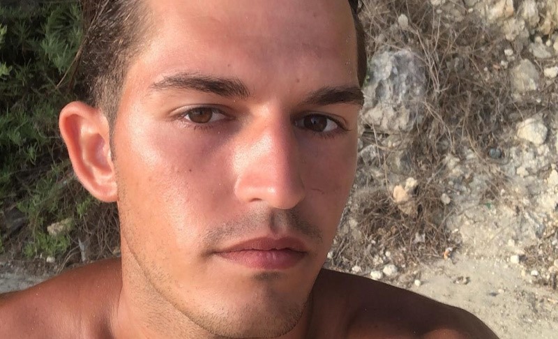 Muore a 23 anni l’attore Adam Jendoubi, donati gli organi