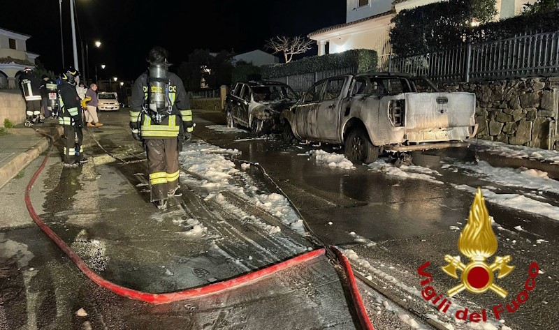 Notte di fuoco a Olbia: incendiate 5 autovetture