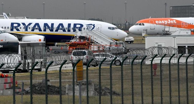 Rissa sul volo Ryanair per le Canarie: pilota costretto ad atterrare, arrestato passeggero