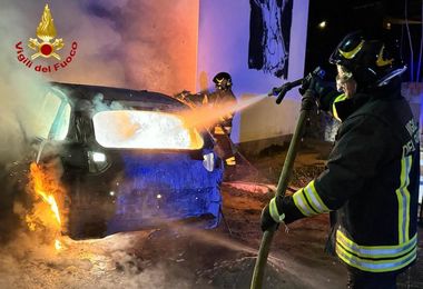 Auto in fiamme a Barisardo: veicolo distrutto nella notte 