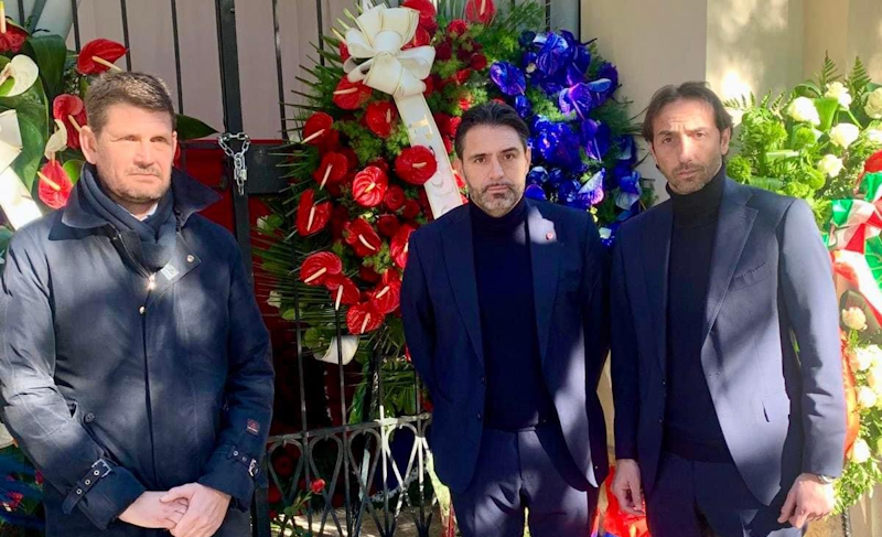 Cagliari, dirigenti del Torino portano fiori sulla tomba di Gigi Riva