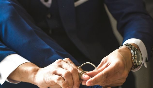Orologi per lo sposo: quale indossare nel giorno più importante?