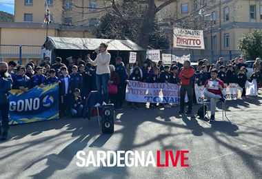 Barbagia- Mandrolisai, protesta per la sanità a Sorgono: presenti anche i bambini