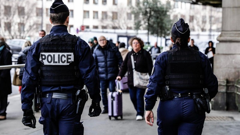Parigi, accoltella tre persone: l’arrestato ha documenti italiani