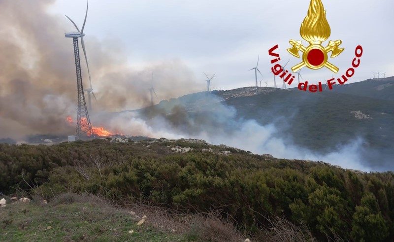 Incendio nel parco eolico tra Aggius e Bortigiadas