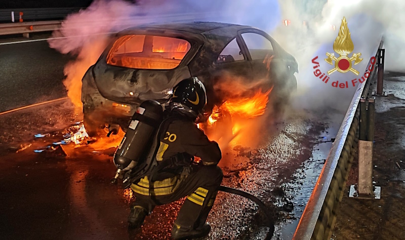 Cagliari. Auto incendiate nella notte, 2 interventi dei Vigili del Fuoco