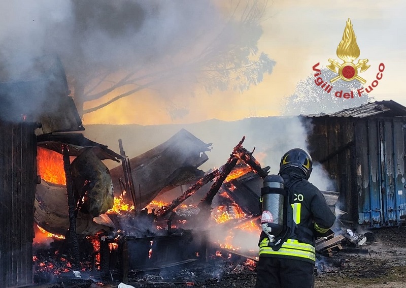 Incendio in un terreno a Quartu: intervengono i Vigili del fuoco