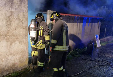 Incendio nella notte a Onanì, deposito di attrezzi in fiamme