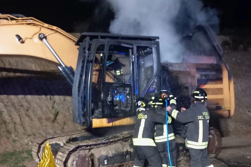 Mezzi in fiamme a Bultei: Vigili del fuoco in azione