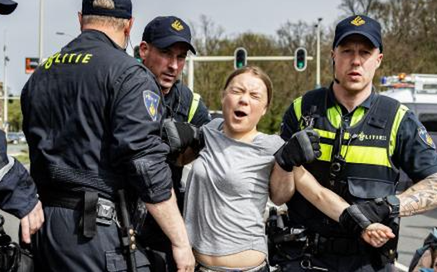 Greta Thunberg fermata dalla polizia durante una protesta ambientalista