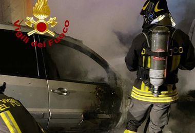 Sospetto attentato incendiario a Siniscola: auto in fiamme