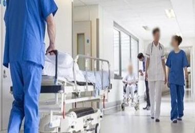 “C’è troppa attesa”. Paziente tenta di strangolare infermiera al pronto soccorso