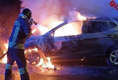 Sassari. Autovettura divorata da un incendio: paura nella notte